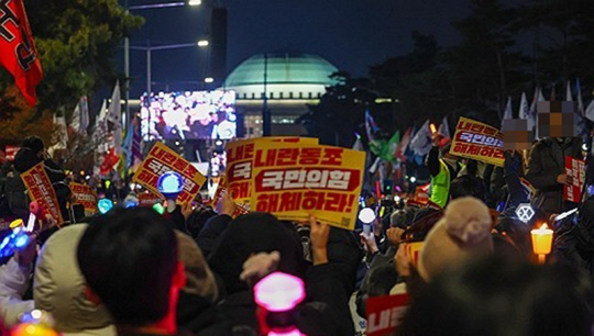 10일 오후 국회 앞에서 윤석열 대통령 탄핵을 촉구하는 촛불집회가 열리고 있다.<연합뉴스>
